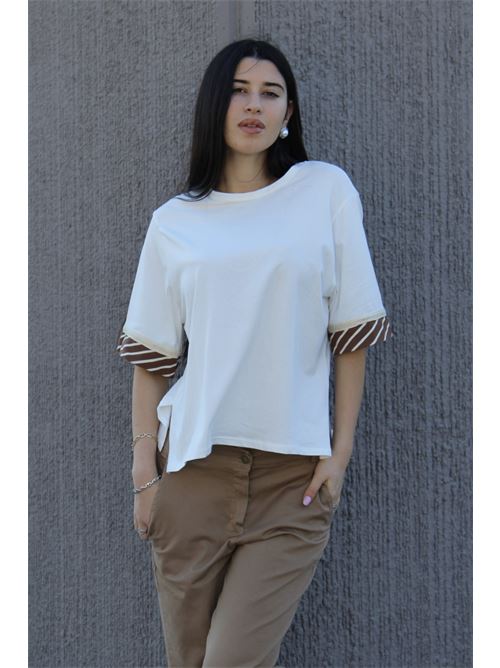 T-shirt con spacchi laterali e ricamo manica DIECI MINUTI | 55137/13